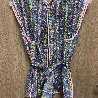 Vintage Smock Apron for crafts, cooking, painting, etc with pockets in front and ties in back