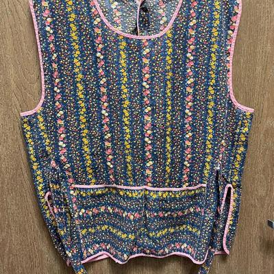 Vintage Smock Apron for crafts, cooking, painting, etc with pockets in front and ties in back