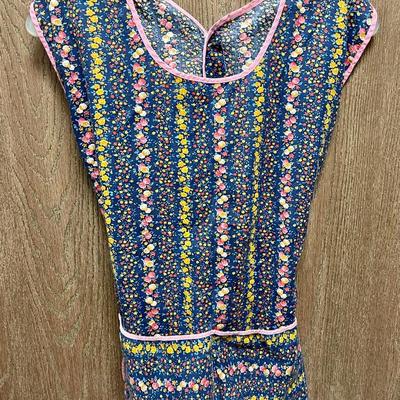 Vintage Smock Apron for crafts, cooking, painting, etc with pockets in front and ties in back