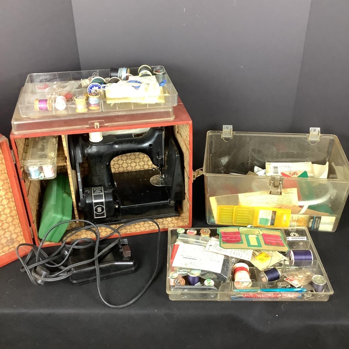 6314 Singer 221 Featherweight Sewing Machine/Singer Buttonholer/Extra ...