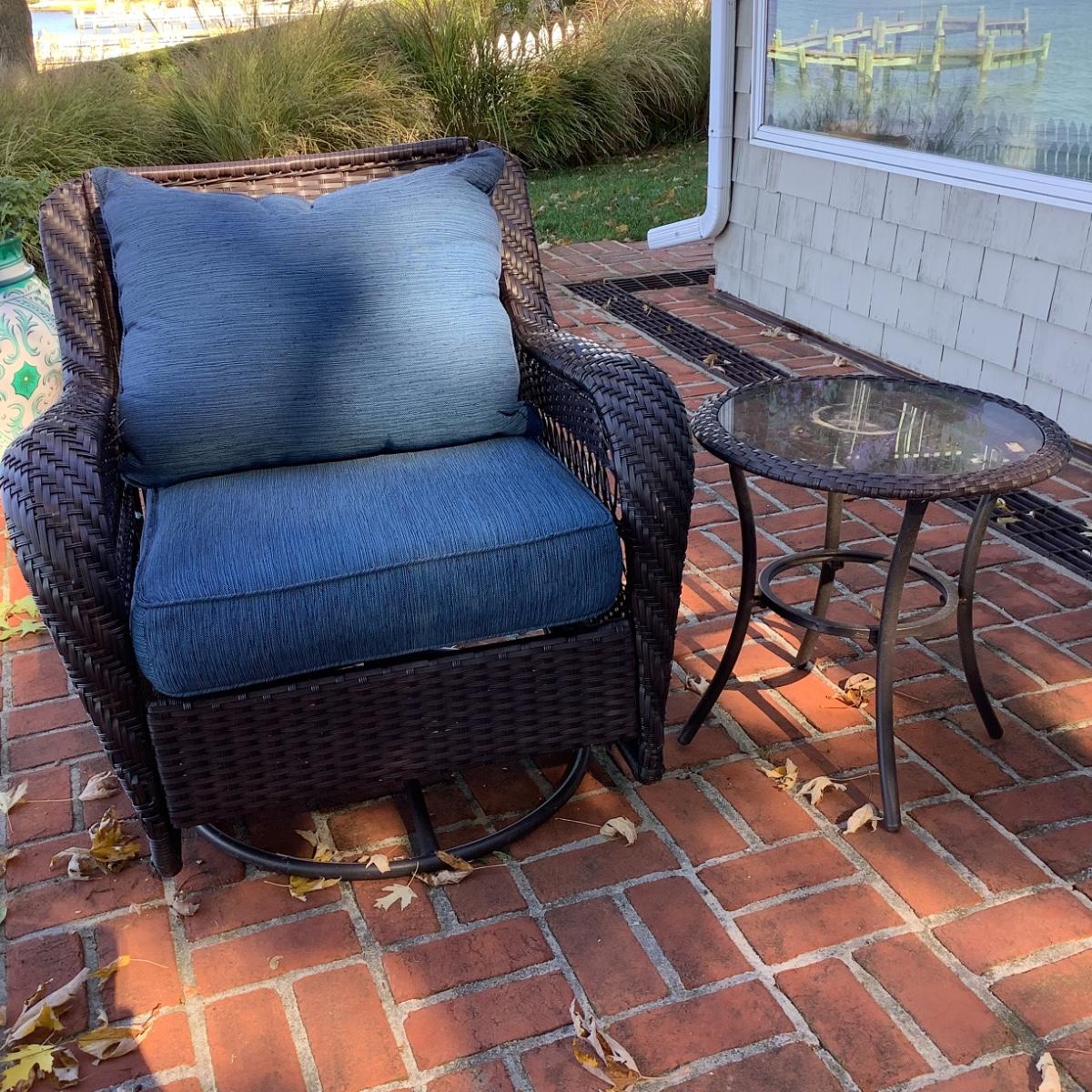 8121 Resin Wicker Swivel Glider Rocker Chair and Table | EstateSales.org