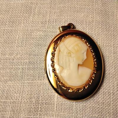 10 ct GF  Genuine Shell Cameo Locket
