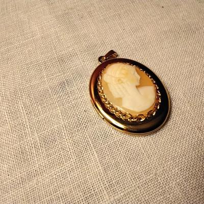 10 ct GF  Genuine Shell Cameo Locket