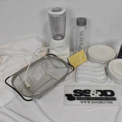 Kitchen Lot: 12 Ceramic Desert Plates, Windmere Blender, Table Cloth