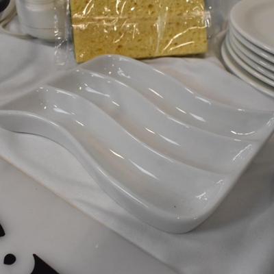 Kitchen Lot: 12 Ceramic Desert Plates, Windmere Blender, Table Cloth