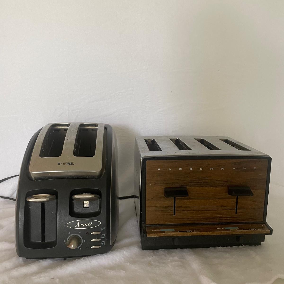Avanté Toaster (Left) Retro Farberware Toaster (Right) (LR-AW ...