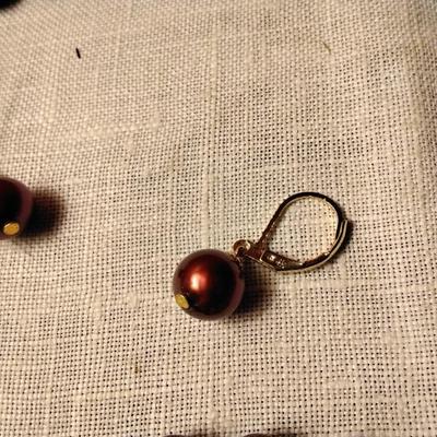 19" Cranberry Pearl Necklace and Pearl Earrings Both 14 Gold Clasps