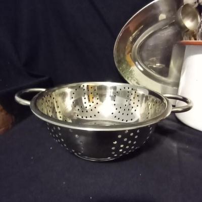 STAINLESS STEEL STRAINER-COOKING UTENCILS IN ENAMAL HOLDER-GRATER AND MORE