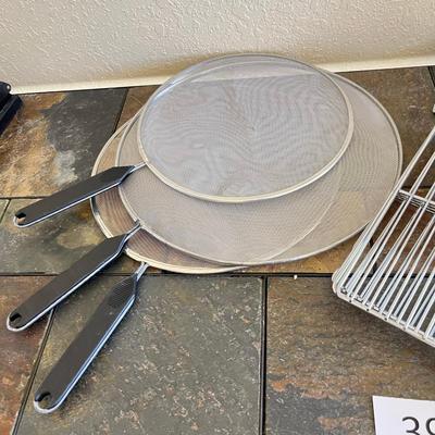 Wire kitchen supplies