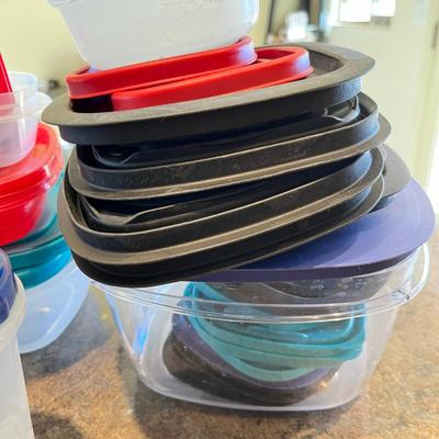 Lot of rubbermade storage containers
