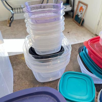 Lot of rubbermade storage containers