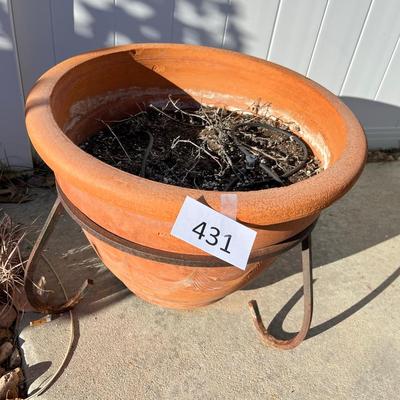 Terra Cotta pot w/ Stand