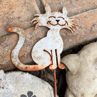 Kitty yard art