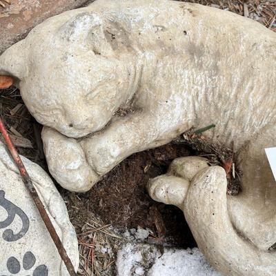 Kitty yard art