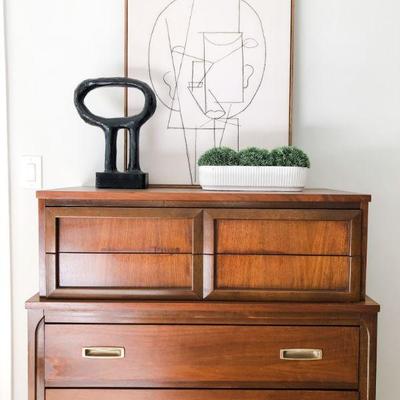 Vintage mid-century dresser in beautiful condition