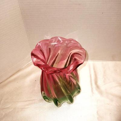 BEAUTIFUL STAIND GLASS LAMP SHADE AND PINK/GREEN VINTAGE VASE