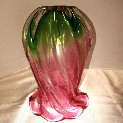 BEAUTIFUL STAIND GLASS LAMP SHADE AND PINK/GREEN VINTAGE VASE