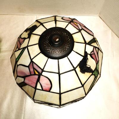 BEAUTIFUL STAIND GLASS LAMP SHADE AND PINK/GREEN VINTAGE VASE