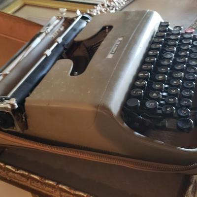 Vintage Olivetti Lettera 22 manual typewriter with case