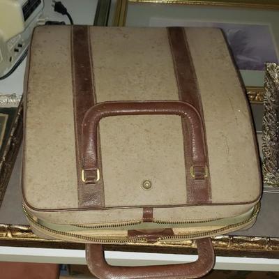 Vintage Olivetti Lettera 22 manual typewriter with case