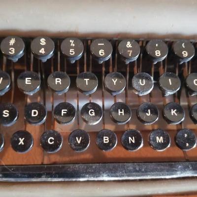 Vintage Olivetti Lettera 22 manual typewriter with case