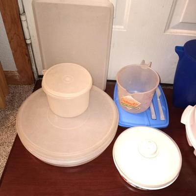 LARGE QUANTITY OF TUPPERWARE & FOOD STORAGE CONTAINERS