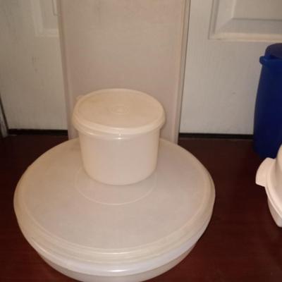LARGE QUANTITY OF TUPPERWARE & FOOD STORAGE CONTAINERS