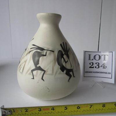 Artist Signed Navajo Vase, Looks Like Ronda Anito, Nice Figural Pattern