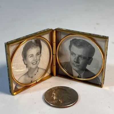 1950â€™S STYLE COMPACT FOLDING PICTURE FRAME