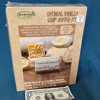 OATMEAL VANILLA SOAP MAKING KIT 