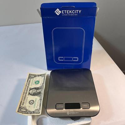 NEW IN BOX DIGITAL PRECISION KITCHEN SCALE