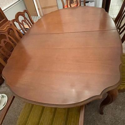Vintage Bassett Dining Table with 8 Chairs and Custom Cover