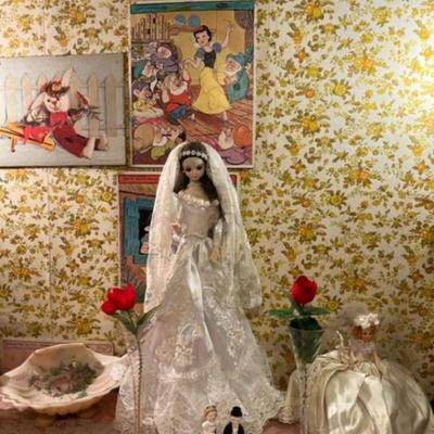 Beautiful Vintage Bride Dolls and Toasting Champagne glasses