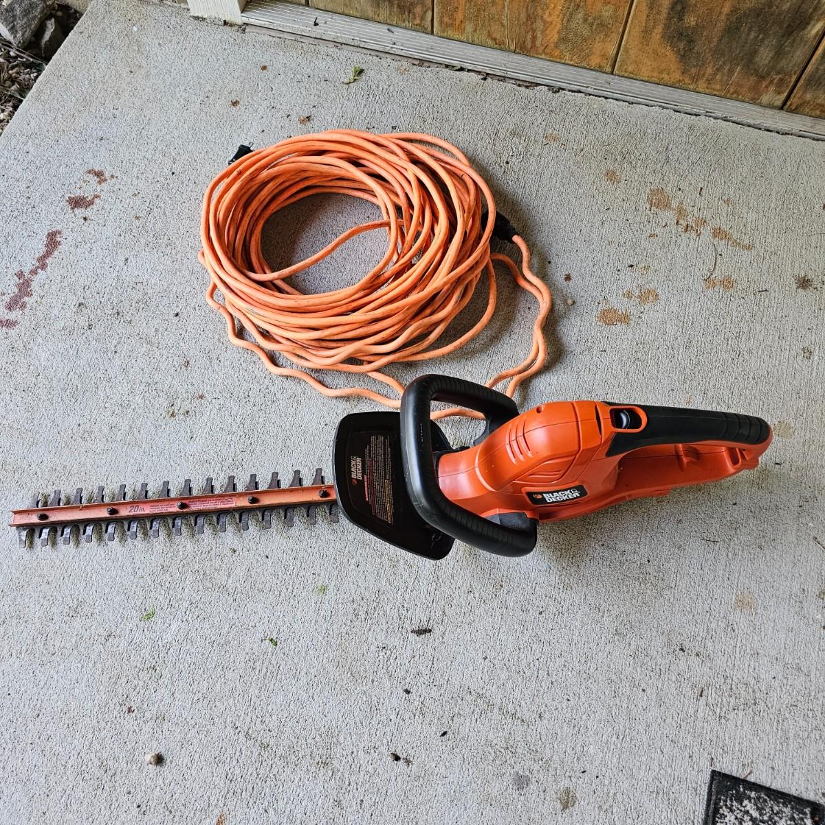 Black & Decker Electric Hedge Trimmer +Cord (BS-JS) | EstateSales.org