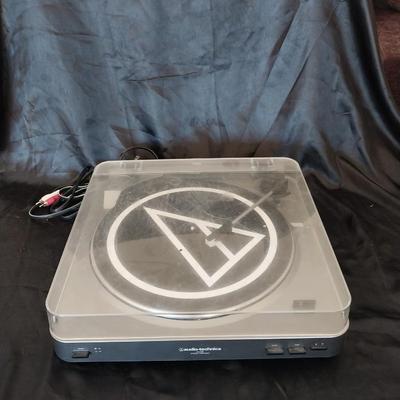 AUDIO TECHNICA TURNTABLE