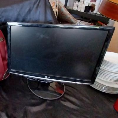 CREATIVE SPEAKERS AND LG 19" MONITOR