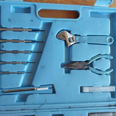 12 VOLT PORTABLE AIR COMPRESSOR AND TOOL KIT