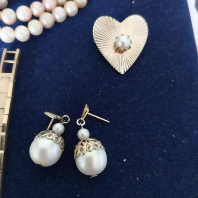 LADIES WATCH AND PEARLS
