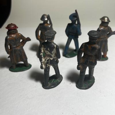 Lot of 5 Barclay Manoil Soilders
