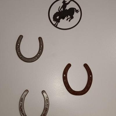 METAL WALL ART AND BARBED WIRE STAR