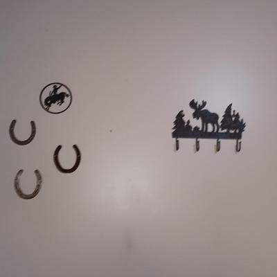 METAL WALL ART AND BARBED WIRE STAR
