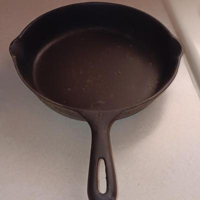 10.5" CAST IRON SKILLET WITH ANTIQUE CROCK