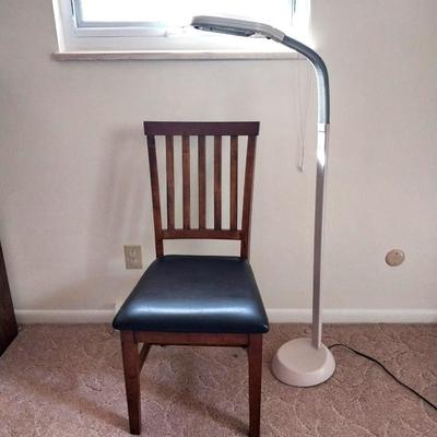 NICE WOODEN CHAIR WITH PADDED SEAT AND ADJUSTIBLE FLOOR LAMP