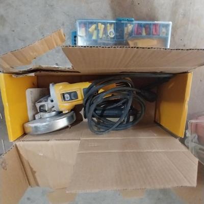 DEWALT HEAVY DUTY ANGLE GRINDER AND WIRE CUTTER KIT