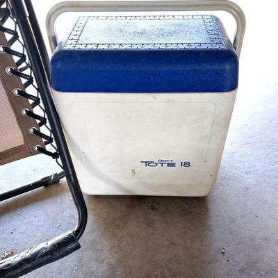 FOLDING LOUNGE CHAIR AND TOTE 18 CARRY COOLER