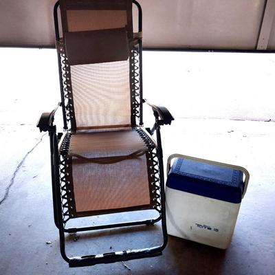 FOLDING LOUNGE CHAIR AND TOTE 18 CARRY COOLER