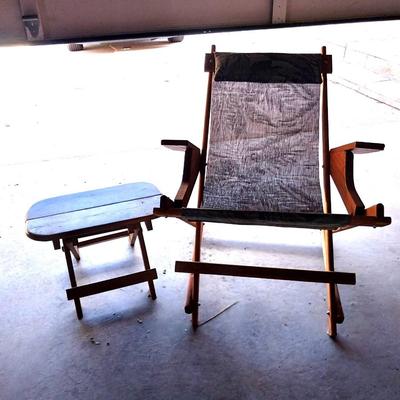 FOLDING CHAIR AND FOLDING SIDE TABLE