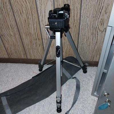 METAL CABINET WITH KEYS AND TRIPOD