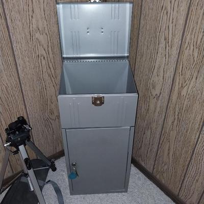 METAL CABINET WITH KEYS AND TRIPOD