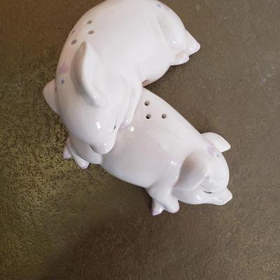 Salt and pepper pigs